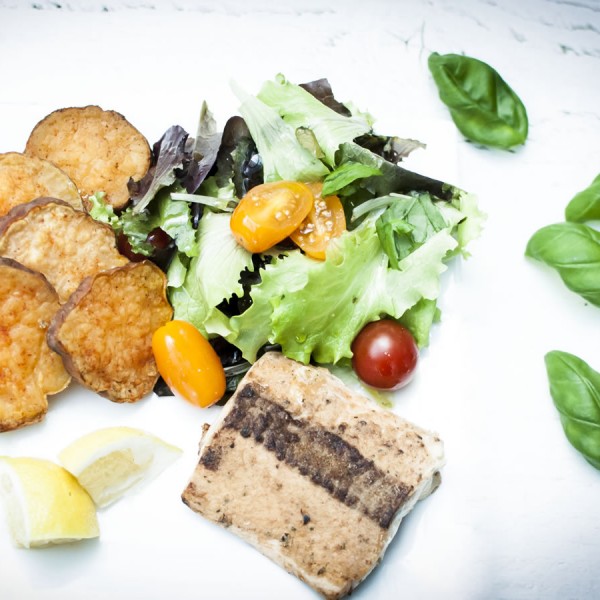 zalm met zoete aardappel en salade